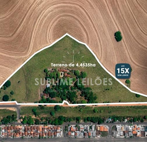 Foto de Terreno de 4,4535ha | Constr. de 925m²